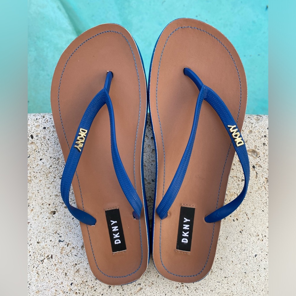 DKNY Sandals flip flop blue x gold logo size 8 Donna Karan New York
